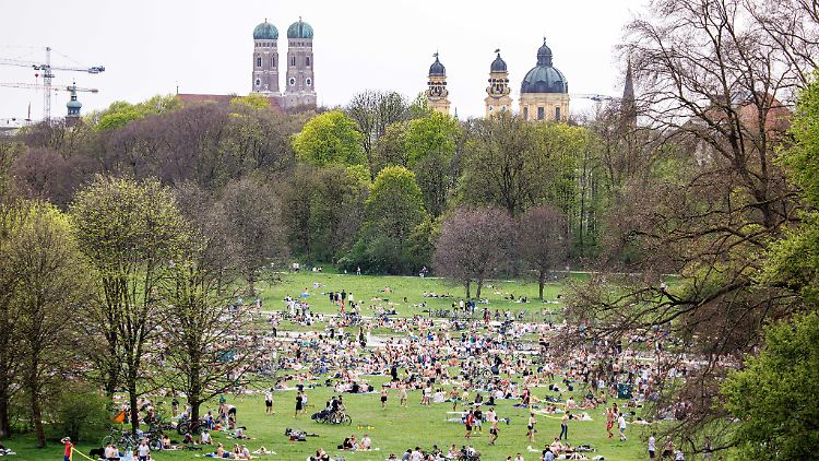 Nicht nur junge Menschen wollen lieber weniger Zeit auf der Arbeit verbringen und stattdessen ihre Freizeit genießen. 