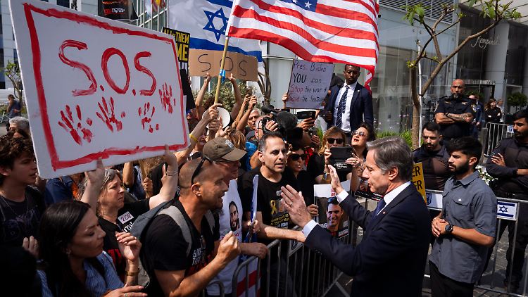 US-Außenminister Blinken spricht in Tel Aviv mit Angehörigen der Hamas-Geiseln. 