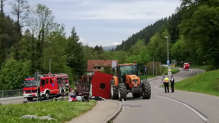 Der Anhänger kippte auf die Straße.