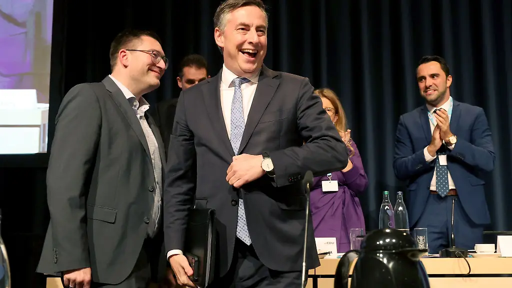 Auf-der-Landesvertreterversammlung-der-CDU-begruesst-Robert-Liskow-CDU-l-r-Vorsitzender-der-CDU-Mecklenburg-Vorpommern-David-McAllister-Europaabgeordneter-und-Vizepraesident-der-Europaeischen-Volkspartei-rechts-steht-Daniel-Peters-CDU-Generalsekretaer-der-Landes-CDU