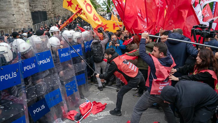 Demonstranten attackieren Polizisten, die den Weg zum Taksim-Platz blockieren.  