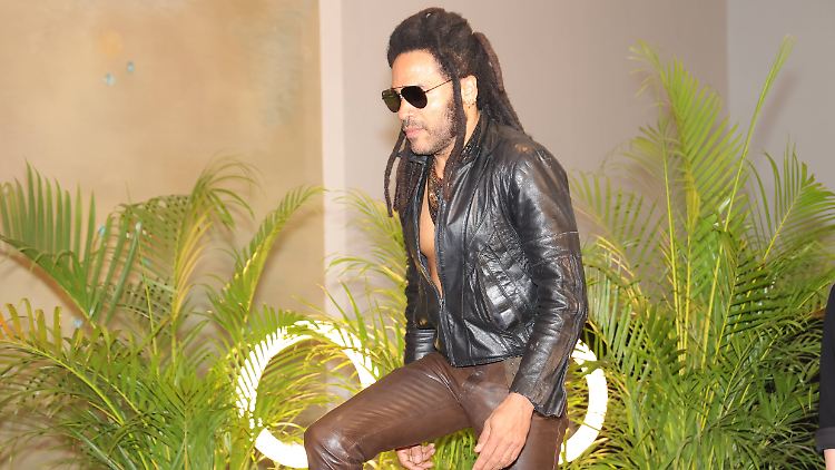 "Wenn ich Gewichte hebe, schwitze ich nicht so sehr", erläutert Lenny Kravitz. 