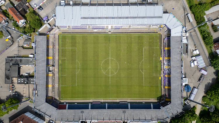 Schäden am Dach der Ostkurve (im Bild rechts) sind Auslöser der Stadionsperrung in Osnabrück.