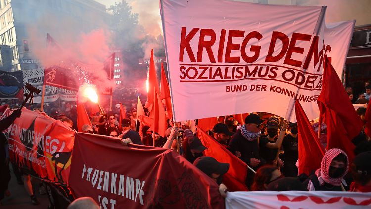 Mehrere Tausend Menschen ziehen durch den Berliner Bezirk Neukölln.