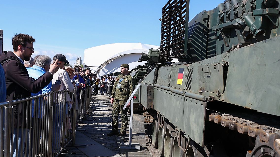 Die Bilder der russischen Staatsmedien zeigen auch deutsche Panzer.
