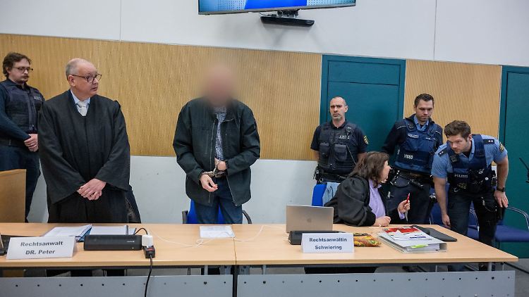 Der Angeklagte (3.v.l.) steht beim Prozessauftakt um die tödliche Amokfahrt in Trier erneut vor Gericht.