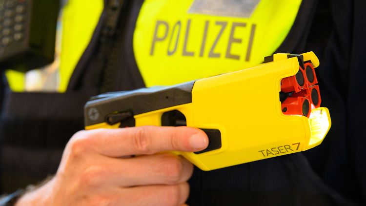 Elektroschockpistolen werden von der Polizei eingesetzt, um Personen vorübergehend zu immobilisieren.