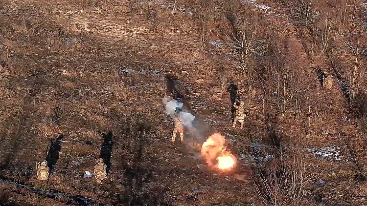 Dieses Bild, herausgegeben vom Verteidigungsministerium in Moskau, soll russische Soldaten im Einsatz gegen Ukrainer zeigen.