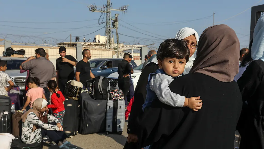 Die-Menschen-am-Grenzuebergang-Rafah-hoffen-auf-eine-baldige-Ausreise-aus-dem-Gazastreifen