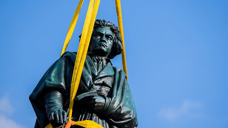 Mit der Neunten war Beethoven seiner Zeit voraus. Hier wird sein Denkmal in Bonn auf den Sockel gehoben.