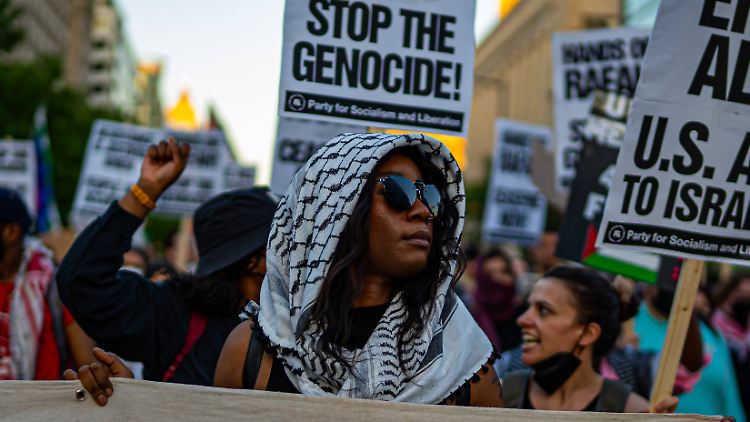 Pro-palästinensische Demonstranten fordern am 1. Mai in Washington einen Waffenstillstand und ein Ende der israelischen Aggression in Gaza. 