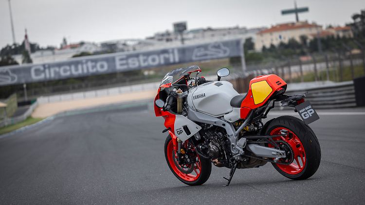 Die Yamaha XSR 900 GP auf der Rennstrecke Estoril: Die teils graue Lackierung - nicht so ansprechend.