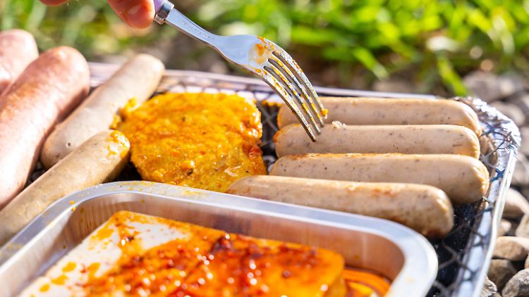 Sommerzeit ist Grillzeit. Immer öfter kommen dabei auch vegetarische oder vegane Würstchen auf den Rost. 