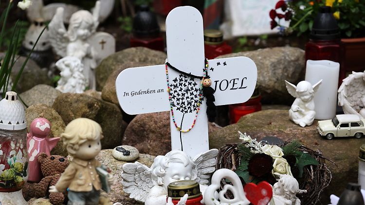 Dort, wo Joel starb, erinnern unter anderem Engelsfiguren und Kreuze an den Sechsjährigen.