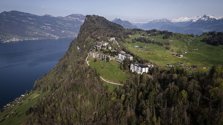 Der Friedensgipfel findet am 15. und 16. Juni im Nobelhotel Bürgenstock Resort am Vierwaldstättersee in der Zentralschweiz statt.