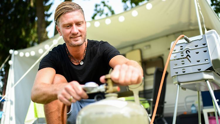 Beim Anschließen einer Gasflasche sollte man darauf achten, dass der Dichtring vorhanden ist und das Ventil per Hand festgezogen wird, um Beschädigungen zu vermeiden.