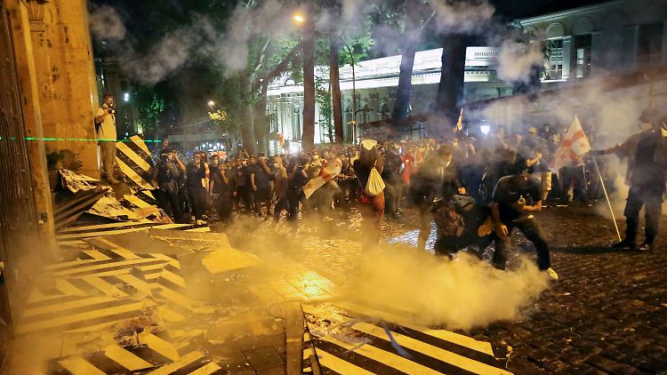 Die georgische Regierung hat mit Gewalt auf zunächst friedliche Proteste reagiert. "Das hat eine Eskalationsspirale in Gang gesetzt, deren Ende wir noch nicht absehen können", sagt Stephan Malerius.