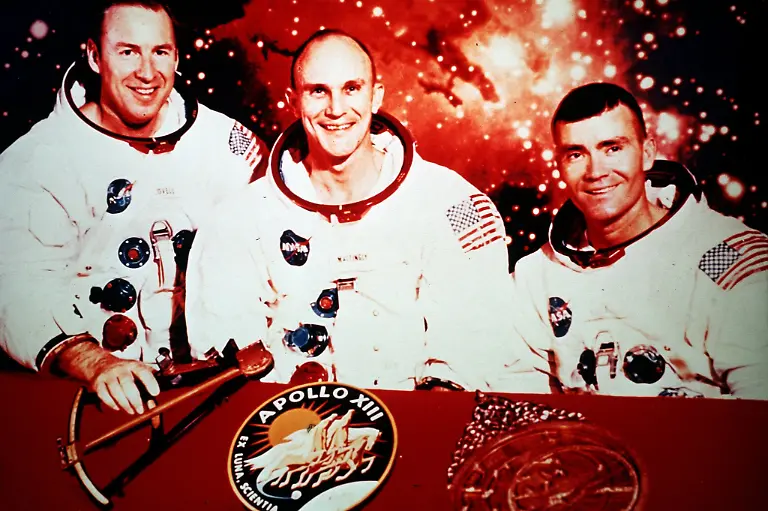 Urspruenglich-sollten-v-l-Jim-Lovell-Thomas-Mattingly-und-Fred-Haise-mit-der-Apollo-13-Kapsel-fliegen-Kurz-vor-dem-Start-wurde-Mattingly-wegen-des-Verdachts-auf-Masern-durch-John-Swigert-ersetzt-Die-Apollo-13-Mission-gehoert-zu-den-spektakulaersten-Abenteuern-der-bemannten-Raumfahrt