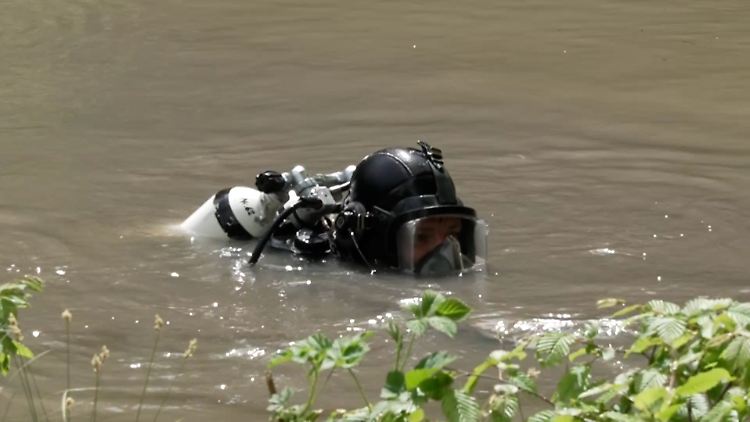 In dem Weiher, neben welchem die Leiche aufgefunden wurde, entdecken die Ermittler ein Gewehr.