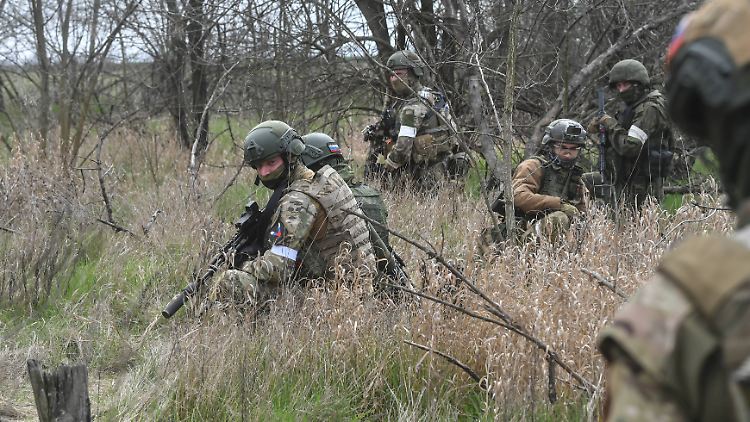Russische Fallschirmjäger während einer Übung an einem geheimen Ort.
