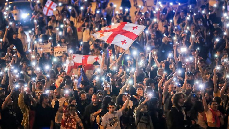 Ein Teil der Demonstrierenden versammelte sich vor dem Parlament in Tiflis. 
