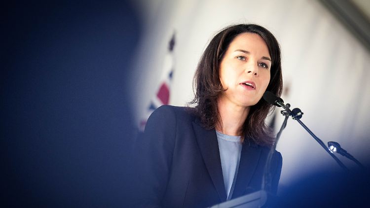 Der Angriff werde nicht ohne Konsequenzen bleiben, kündigt Außenministerin Baerbock an. 