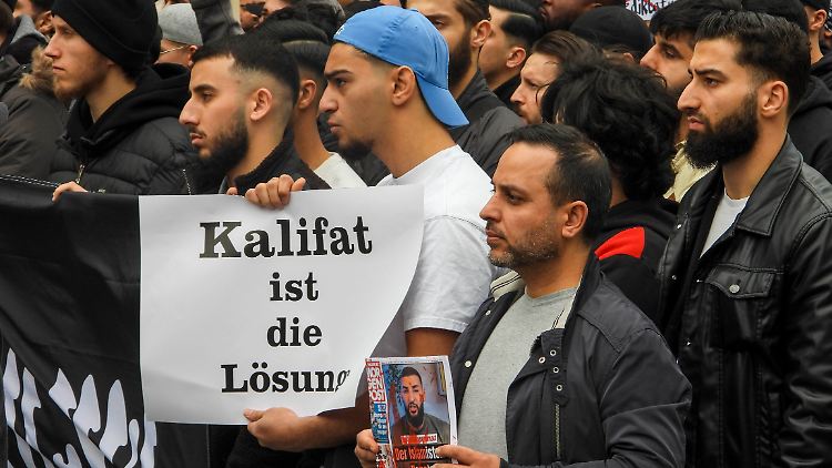 Mehr als 1000 Menschen nahmen vergangene Woche an einer Demo in Hamburg teil, auf der auch ein Kalifat gefordert wurde. 