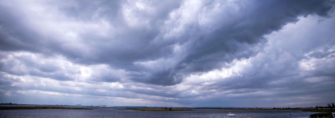 Dunkle Regenwolke ziehen über die Ostsee vor der Insel Poel.