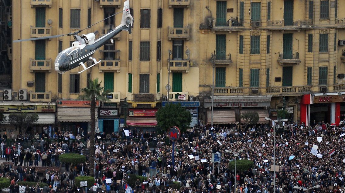 Hubschrauber über Demonstranten auf dem Tharir-Platz in Kairo.