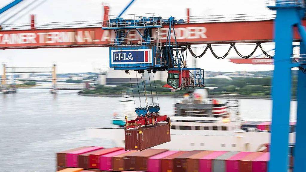 Ein-Container-wird-auf-dem-Container-Terminal-Altenwerder-im-Hamburger-Hafen-auf-ein-Schiff-geladen