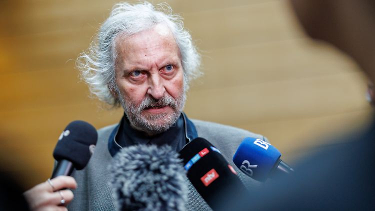 Es gehe vor allem darum, eine Erklärung zu bekommen, sagte der Anwalt der Familie des Opfers zu Beginn der nicht öffentlichen Verhandlung gegen einen Teenager.