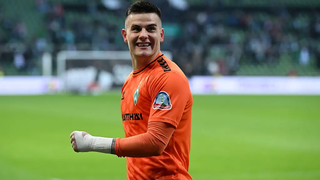 Werders-Torwart-Michael-Zetterer-freut-sich-ueber-einen-Sieg