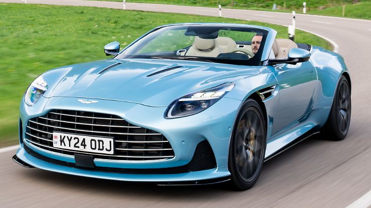 Der neue Aston Martin DB12 Volante basiert weitgehend auf dem bereits im Herbst 2023 eingeführten DB12 Coupé.