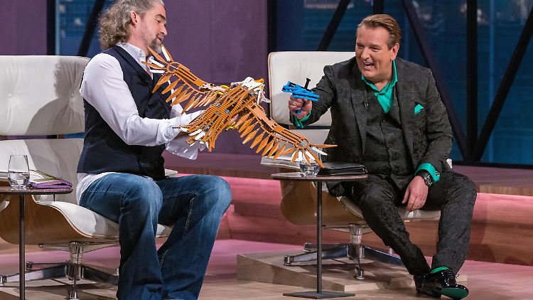 Nils Glagau und Ralf Dümmel nehmen die Spielsteine von BIONICtoys unter die Lupe.