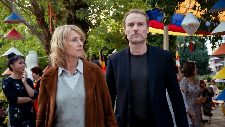 Szene aus dem Berlin-"Tatort": Susanne Bonard (Corinna Harfouch, l.) und Robert Karow (Mark Waschke, r.) besuchen ein Fest in der Pagode.