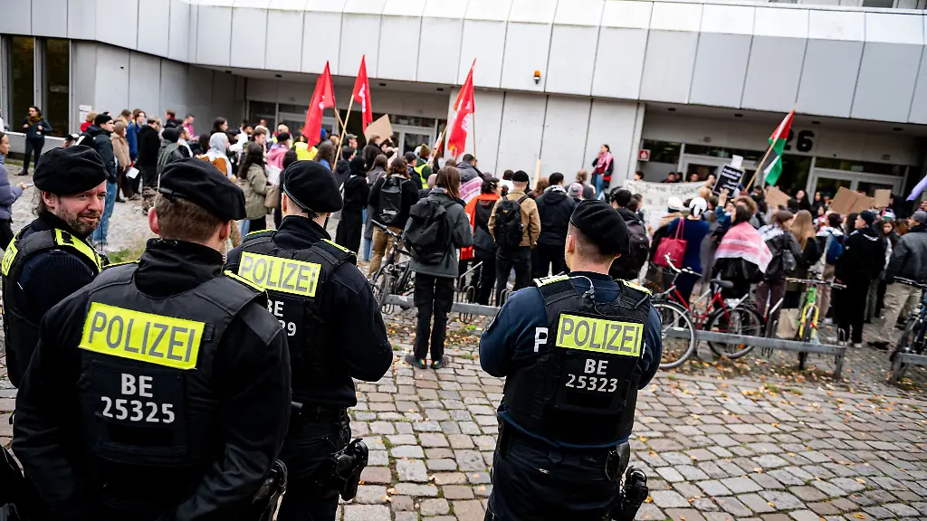 Polizisten-stehen-bei-einer-Kundgebung-fuer-Palaestina-an-der-FU-Berlin