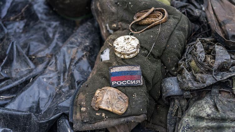 Persönliche Gegenstände eines gefallenen russischen Soldaten in der Ukraine.