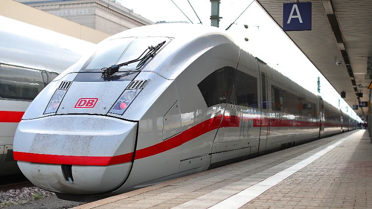 Bahnchef Richard Lutz erwartet, dass die Fernzüge in Deutschland trotz vieler bevorstehender Generalsanierungen des Streckennetzes pünktlich sein werden. 