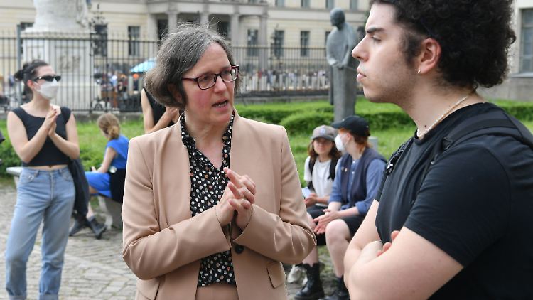 Julia von Blumenthal, Präsidentin der Humboldt-Universität Berlin, versucht mit den Protestlern zu reden.
