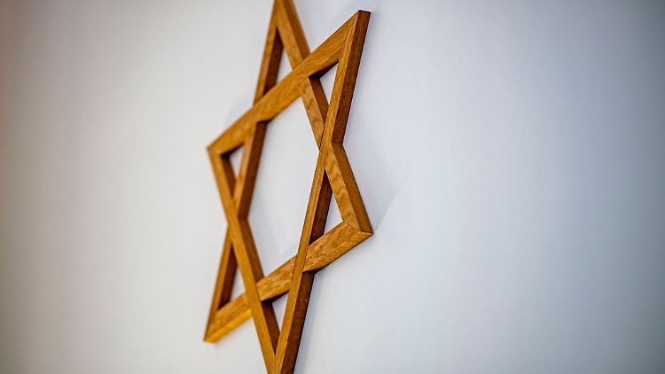 Ein Davidstern hängt an einer Wand im Gebetsraum der Neuen Synagoge.