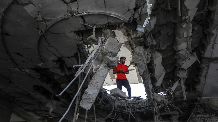 Palästinenser in Rafah prüfen am Freitag Schäden nach einem israelischen Luftangriff. 