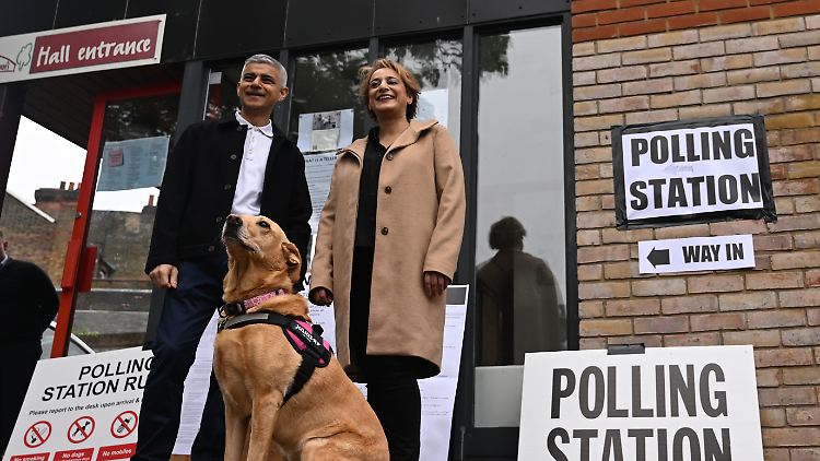 Amtsinhaber Sadiq Khan ging mit Hund zur Wahl. 