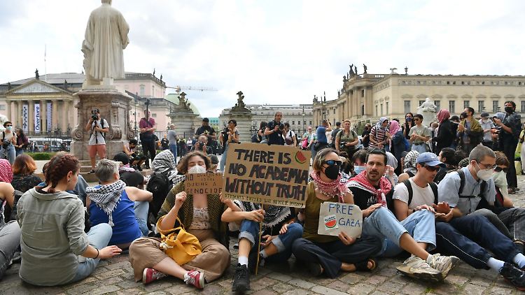 Menschen protestieren im Mai auf dem Gelände der Humboldt-Universität Berlin gegen den Krieg im Gazastreifen - wie ist das linke akademische Milieu in Deutschland einzuordnen?