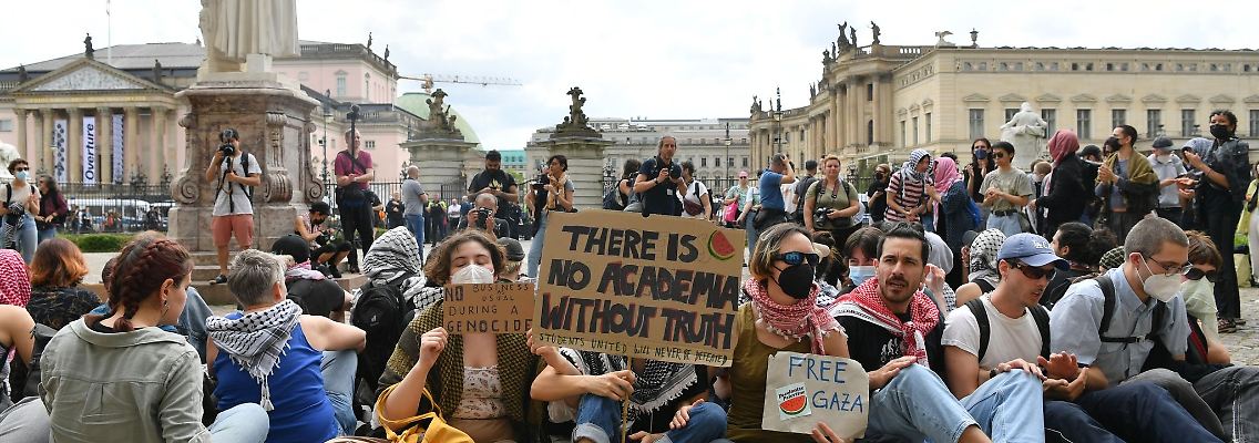 Menschen protestieren auf dem Gelände der Humboldt-Universität Berlin gegen den Krieg im Gazastreifen.