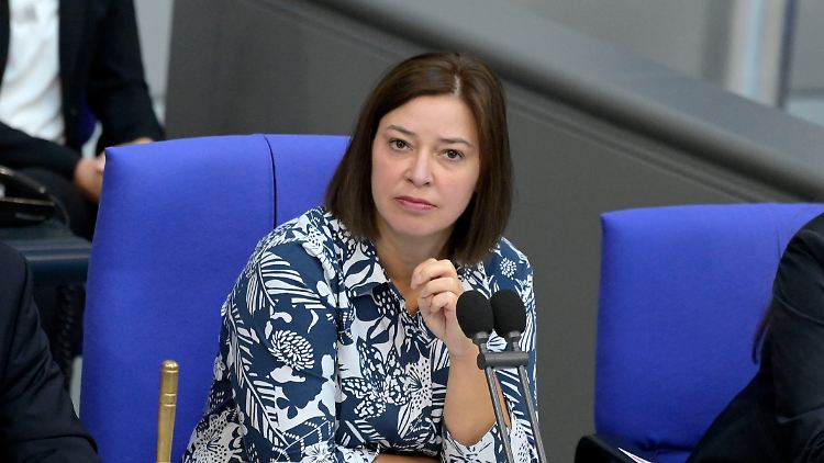 Yvonne Magwas ist seit 2021 eine der Vizepräsidentinnen des Bundestages. Im Bundestag vertritt sie seit 2013 den Vogtlandkreis, der im Süden an Bayern und Tschechien grenzt.