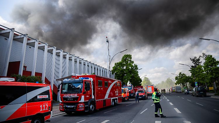 Derzeit sind noch etwa 50 Feuerwehrleute im Einsatz. 