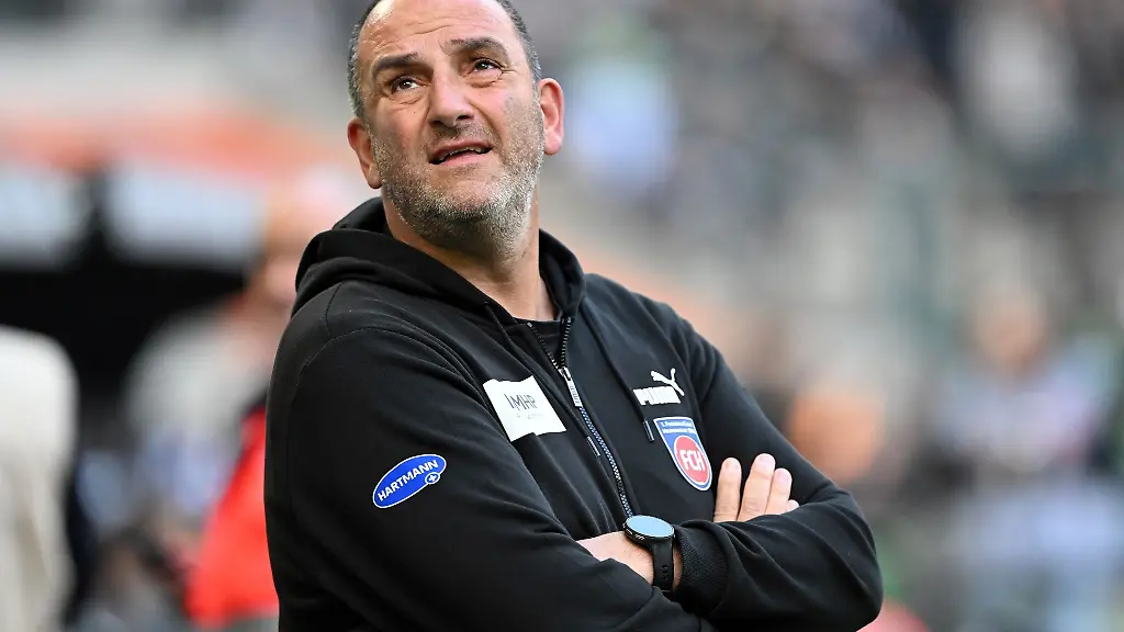 Heidenheims-Trainer-Frank-Schmidt-vor-dem-Spiel