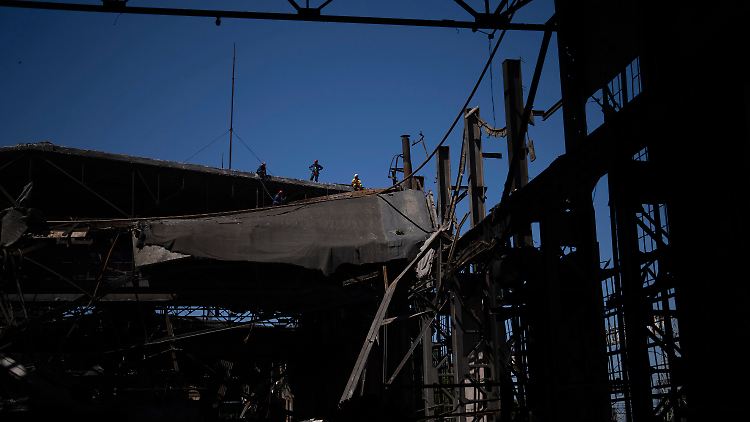 "Raketen schlagen schnell ein. Reparieren dauert lange": Mitarbeiter eines ukrainischen Energieunternehmens betrachten die Schäden nach russischen Angriffen.