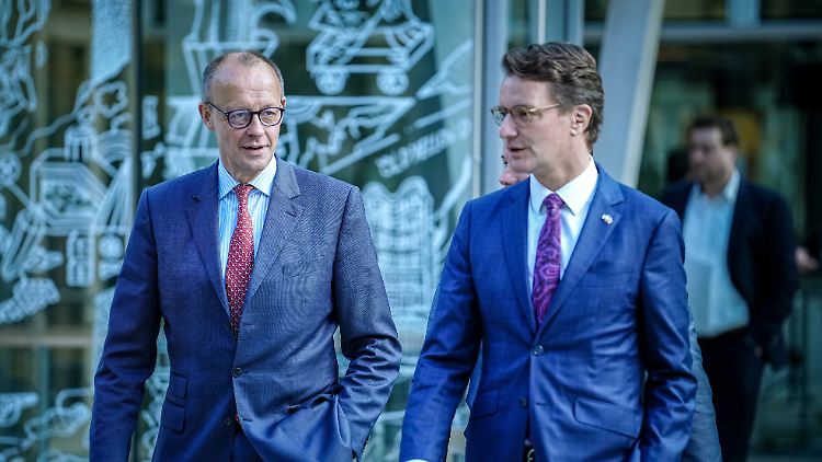 "Ich bin sicher, dass ihm die Delegierten auf dem Parteitag in Berlin zudem mit einem super Ergebnis den Rücken stärken werden", sagt Wüst (r.) über Merz. 