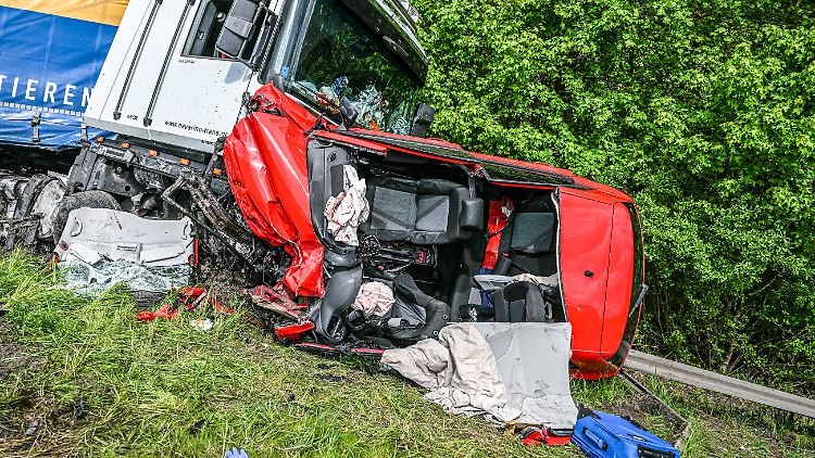 Den VW Polo erwischt der LKW frontal.